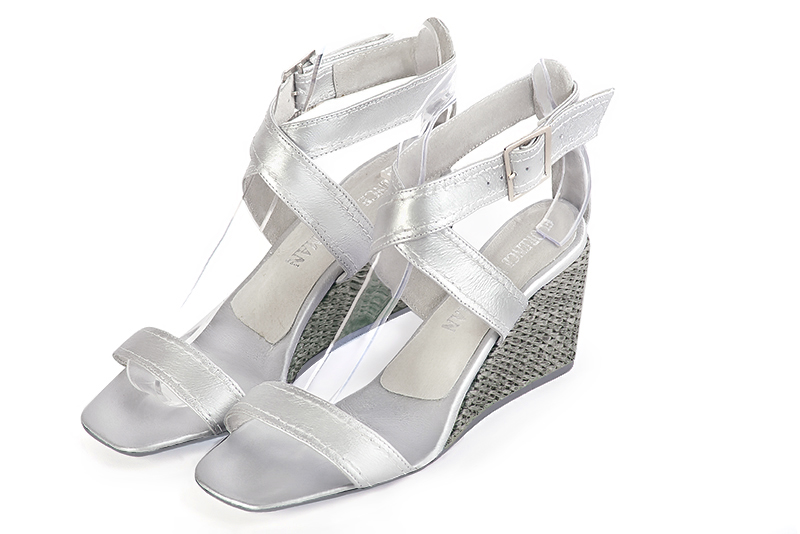 Light silver women's fully open sandals, with crossed straps. Square toe. Medium wedge heels - Florence KOOIJMAN